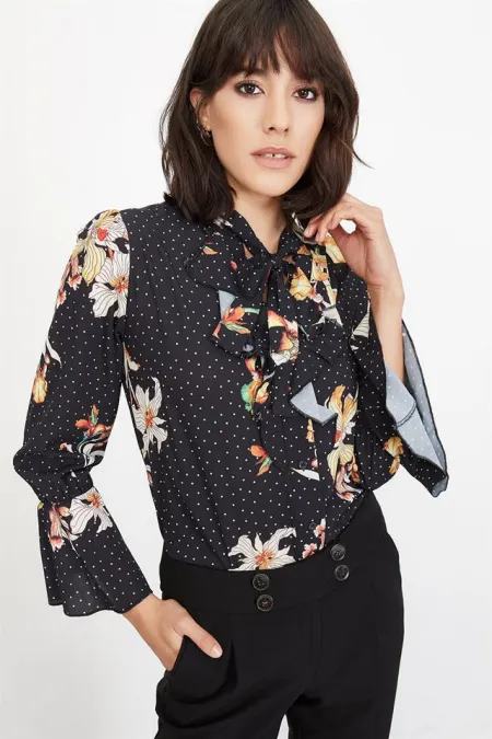 Kadın Siyah Yakası Fırfırlı Desenli Gömlek Kadın Siyah Yakası Fırfırlı Desenli Gömlek