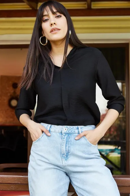 Kadın Siyah Yakalı Pileli Bluz