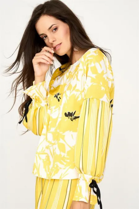 Kadın Sarı Ensesi ve Kol Ucu Bağcıklı Desenli Bluz Kadın Sarı Ensesi ve Kol Ucu Bağcıklı Desenli Bluz