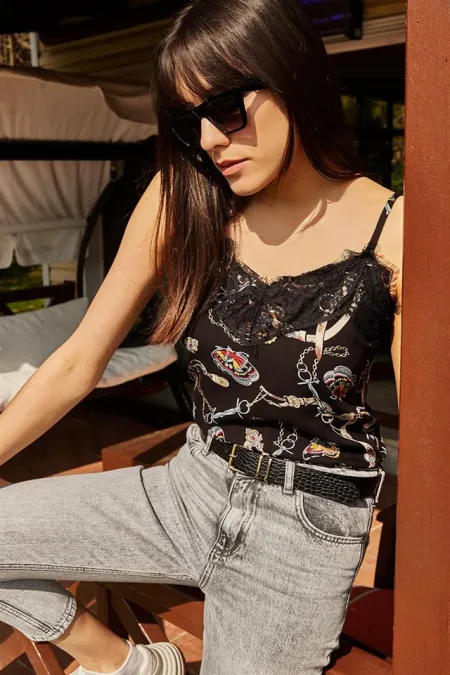 Kadın Siyah İp Askılı Dantel Detaylı Kontrast Bluz