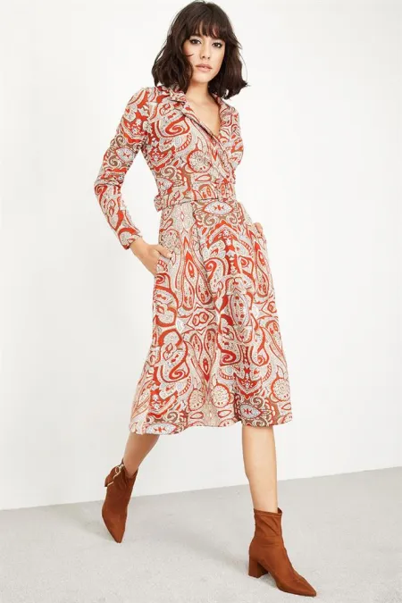 Kadın Kiremit Kruvaze Yakalı Desenli Midi Boy Elbise Kadın Kiremit Kruvaze Yakalı Desenli Midi Boy Elbise