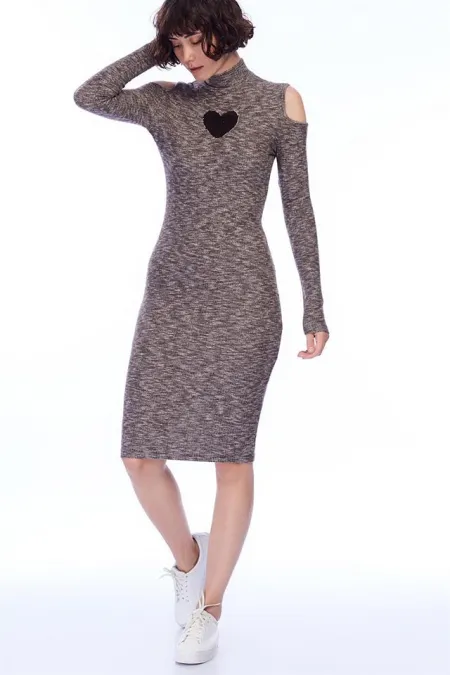 Kadın Kahverengi Omuzları Açık Pul Nakışlı Örme Elbise Kadın Kahverengi Omuzları Açık Pul Nakışlı Örme Elbise