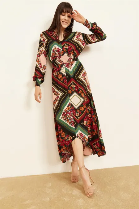 Kadın Siyah Yakalı Desenli Elbise Kadın Siyah Yakalı Desenli Elbise