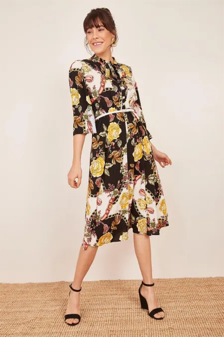 Kadın Siyah Yakası Fularlı Desenli Elbise Kadın Siyah Yakası Fularlı Desenli Elbise