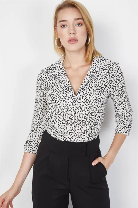 Kadın Beyaz Pileli Leopar Desenli Bluz Kadın Beyaz Pileli Leopar Desenli Bluz