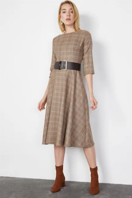 Kadın Bej Ekose Desenli Midi Boy Elbise Kadın Bej Ekose Desenli Midi Boy Elbise