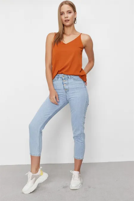 Kadın Mavi Önden Düğmeli Yüksek Bel Mom Jeans Kadın Mavi Önden Düğmeli Yüksek Bel Mom Jeans