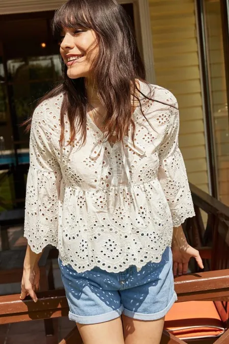 Kadın Beyaz Yakası Bağcıklı Güpür Bluz Kadın Beyaz Yakası Bağcıklı Güpür Bluz