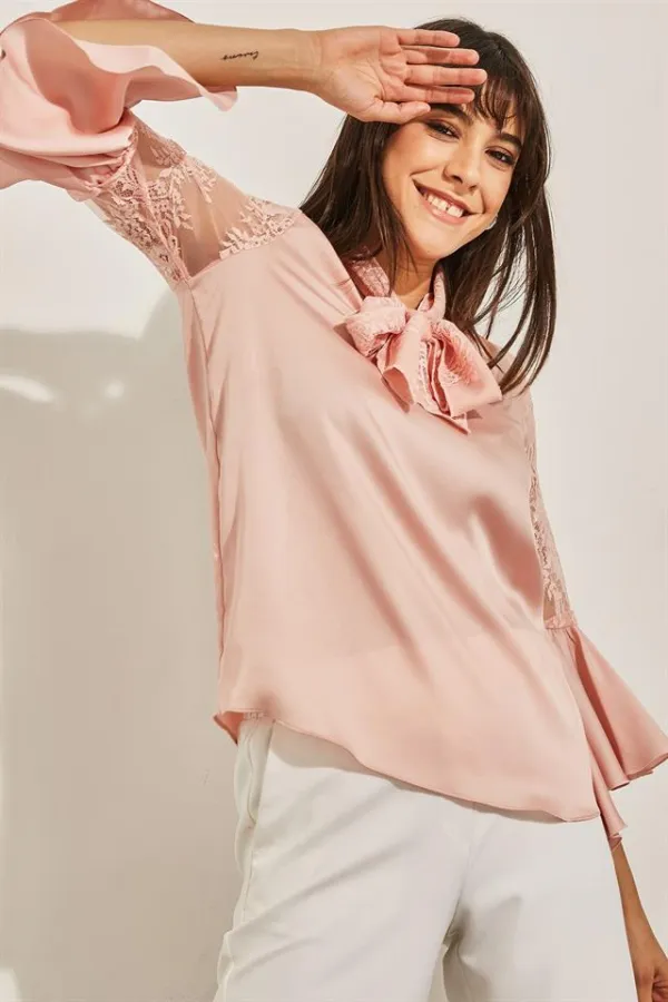 Kadın Pudra Dantel Detaylı Fularlı Bluz