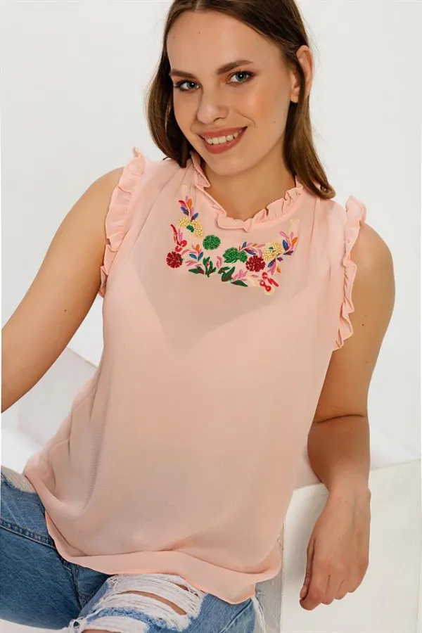 Kadın Pudra Kolları ve Yakası Fırfırlı Nakışlı Bluz Kadın Pudra Kolları ve Yakası Fırfırlı Nakışlı Bluz
