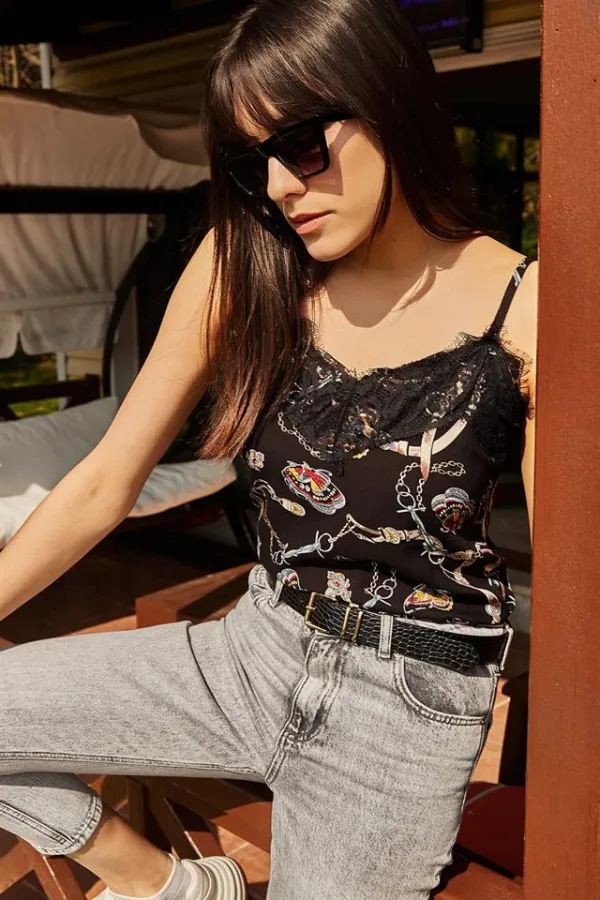 Kadın Siyah İp Askılı Dantel Detaylı Kontrast Bluz Kadın Siyah İp Askılı Dantel Detaylı Kontrast Bluz