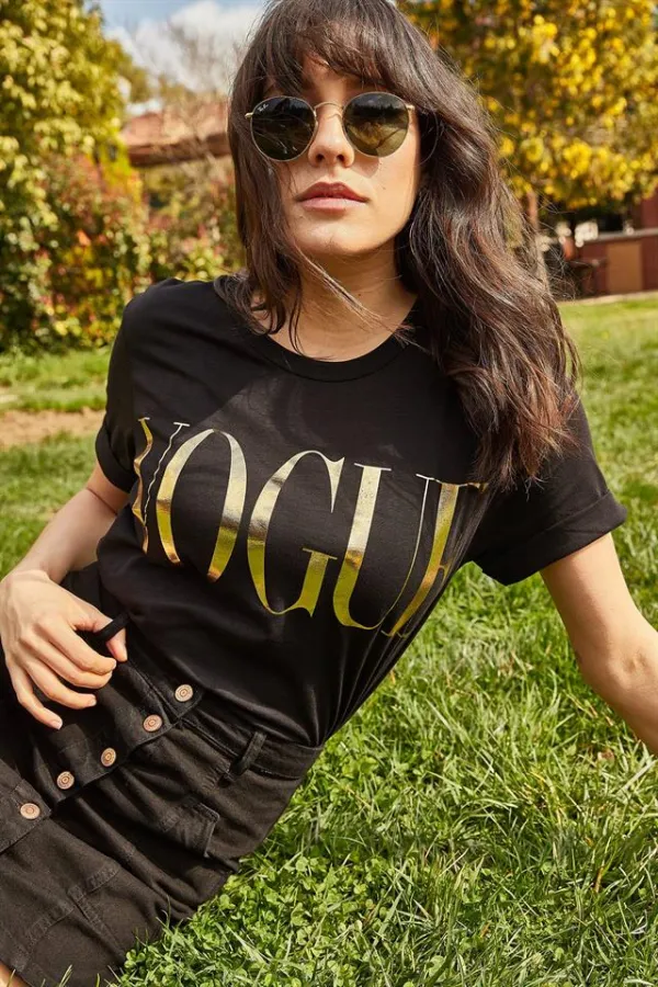 Kadın Siyah Parlak Yazı Baskılı T-Shirt Kadın Siyah Parlak Yazı Baskılı T-Shirt