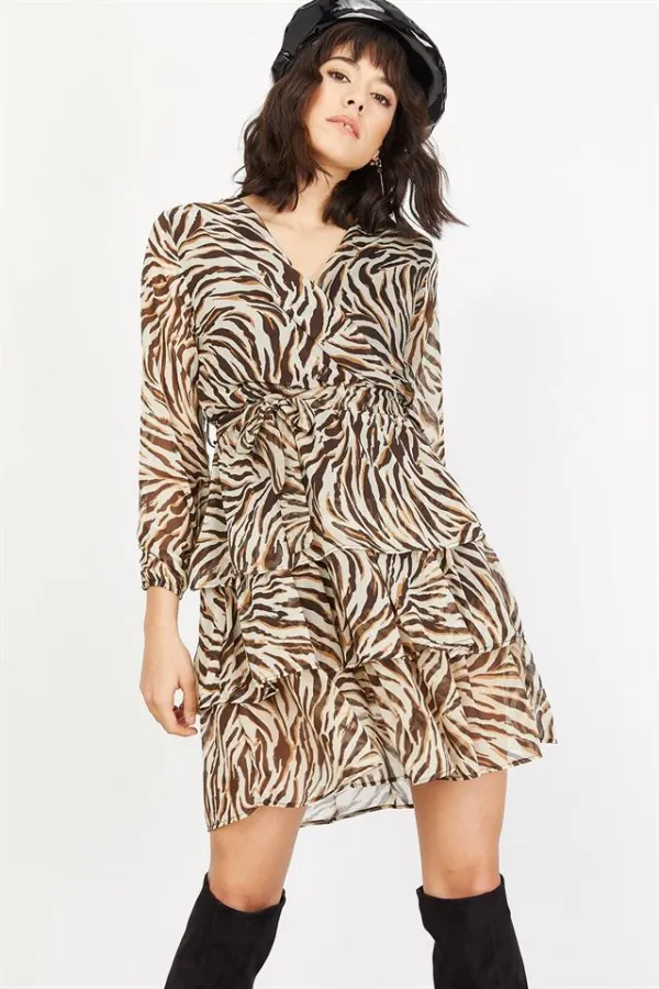 Kadın Bej Fırfır Detaylı Desenli Mini Elbise Kadın Bej Fırfır Detaylı Desenli Mini Elbise